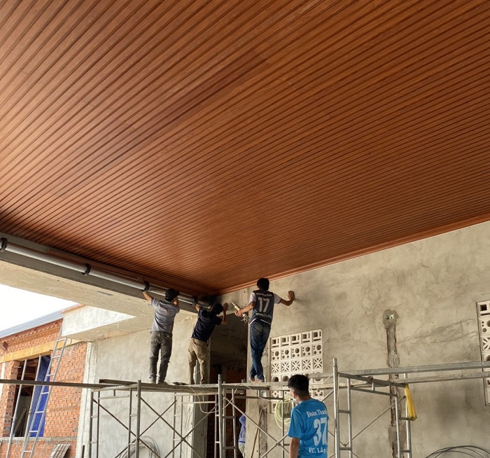 Sử dụng ốp trần lam nhựa giả gỗ cho các không gian lớn 