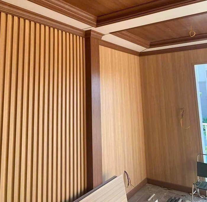 Ốp vách giả gỗ phòng khách đẹp và tiết kiệm chi phí