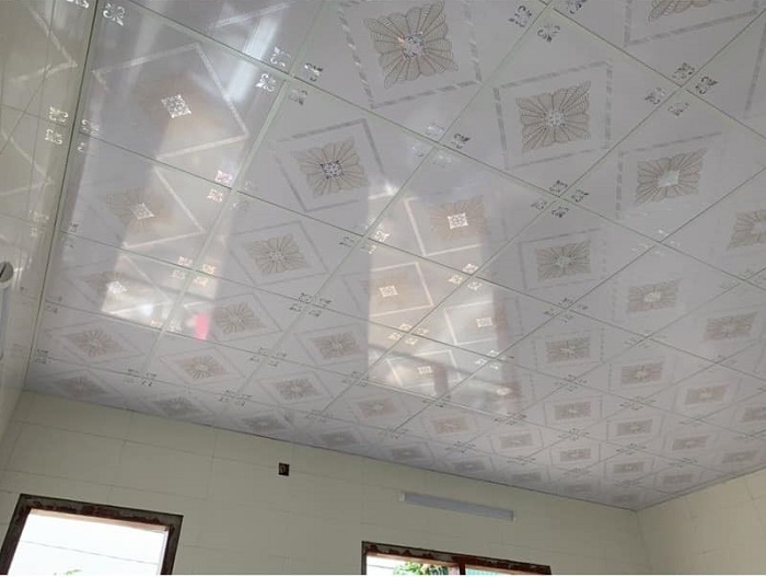 Trần nhựa hoa văn khi thi công hoàn thiện